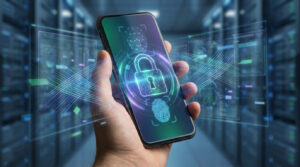 Main tenant un smartphone affichant des icônes de sécurité (cadenas, empreinte, reconnaissance faciale) sur fond de datacenter.